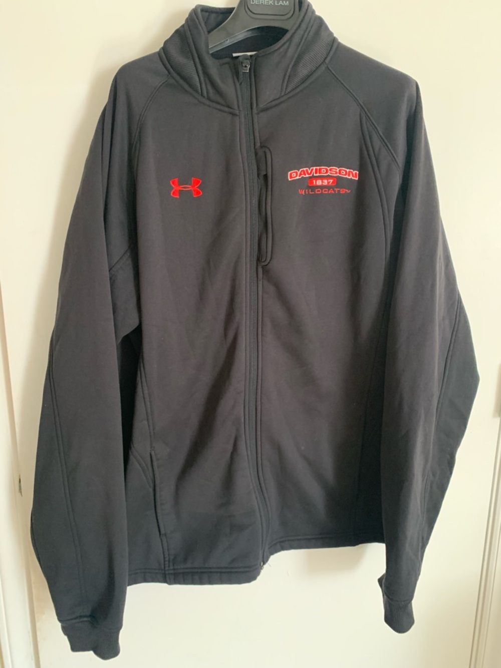 Under Armour Black Lightweight Full-Zip Jacket with Red Logo xl